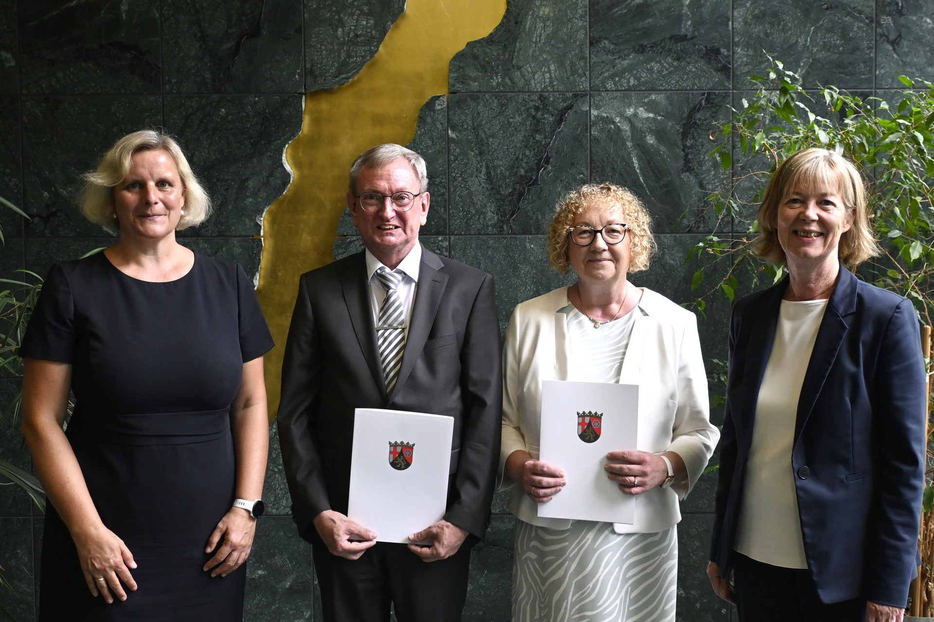 Bild zeigt: v.l.n.r.: Ute Hahnwald, Zentralabteilungsleitung im Ministerium der Finanzen Rheinland-Pfalz, Hans-Dieter Wirth, Leiter des Finanzamts, Elke Karpinsky Wirth, künftige Leiterin des Finanzamts, Doris Ahnen, Finanzministerin. 